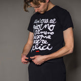 T-Shirt Unisex "Un'ora al giorno almeno bisogna essere felici" Nera