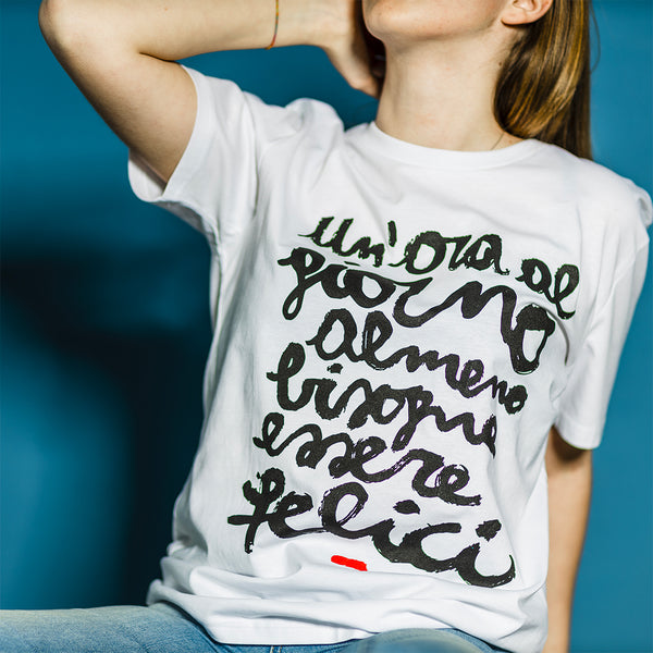 T-Shirt Unisex "Un'ora al giorno almeno bisogna essere felici" Bianca